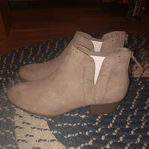 Arizona Jean Company Shoes - NWT tan booties